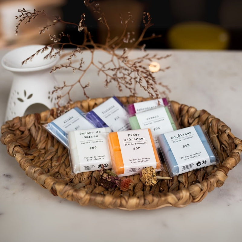 Des carrés fondants parfumés sur un joli plateau en osier