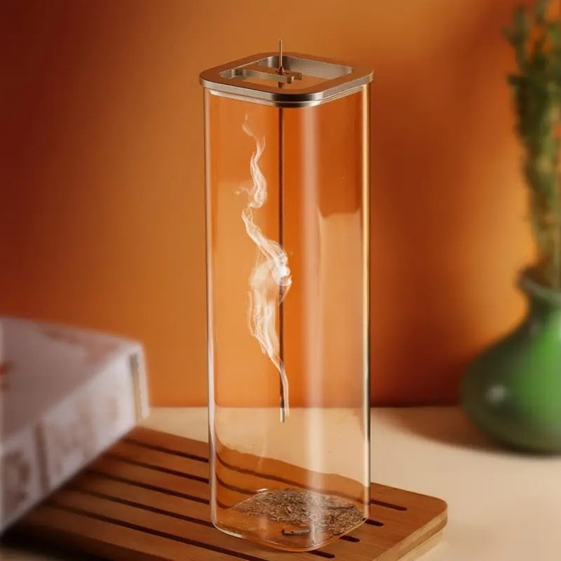 Un porte encens en verre cubique