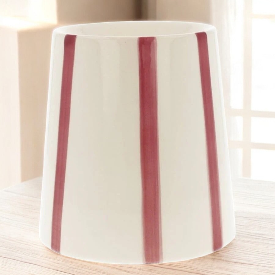 Un Brûle Parfum pour cire parfumée Stripes Red de Scentchips posé sur une table en bois, vue de dos