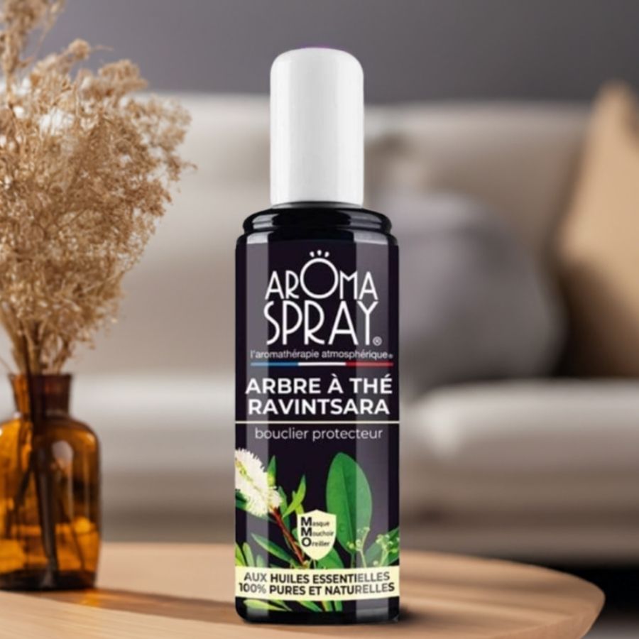 Un spray aroma spray arbre à thé ravintsara posé sur une table 
