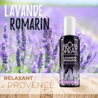 Flacon d'Aromaspray lavande romarin posée une surface en bois en face d'un champ de lavande