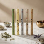 Bâtons d'encens Armoise 40 pièces dans leur emballage d'origine sur surface en marbre