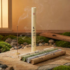 Bâtons d'encens Bois d'Agar premium avec emballage bambou sur surface pierre naturelle