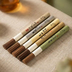 Bâtons d'encens Bois d'Agar premium avec supports en bois naturel sur surface minimaliste