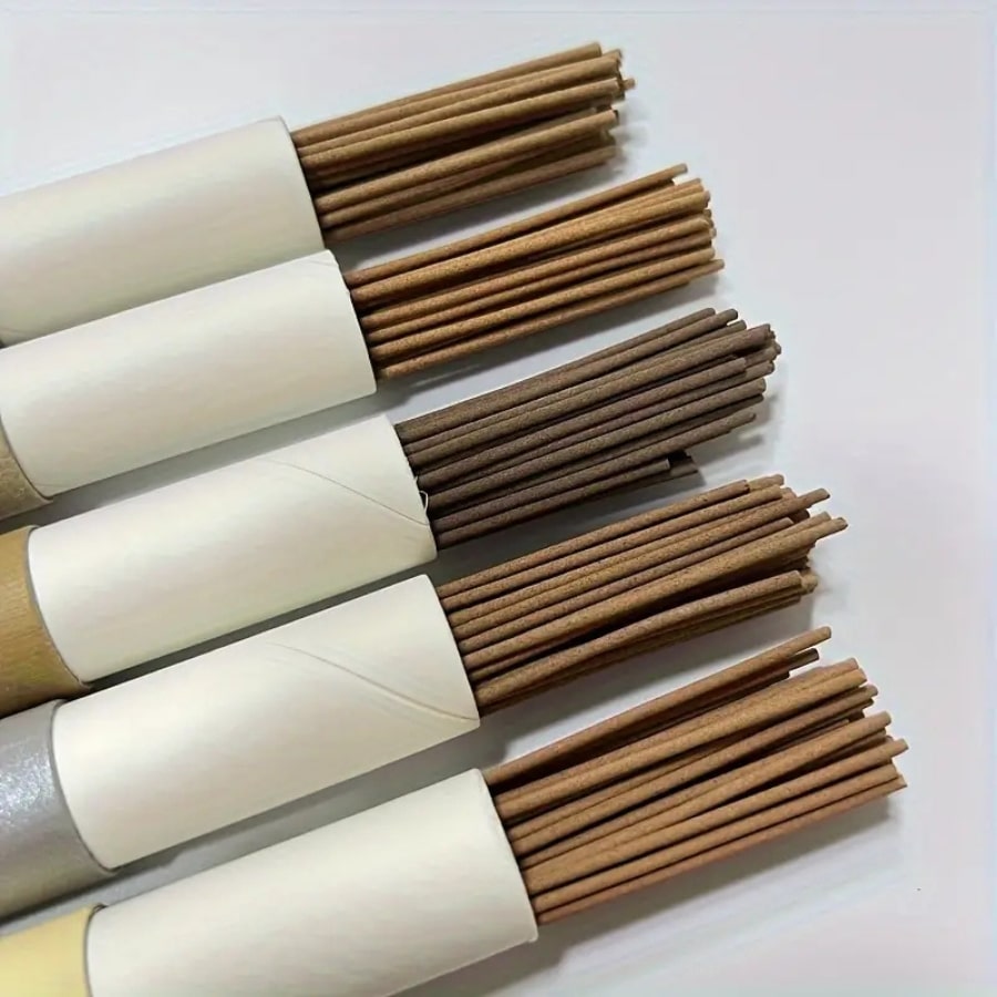 5 boîtes d'encens ouvertes avec les bâtonnets apparents 