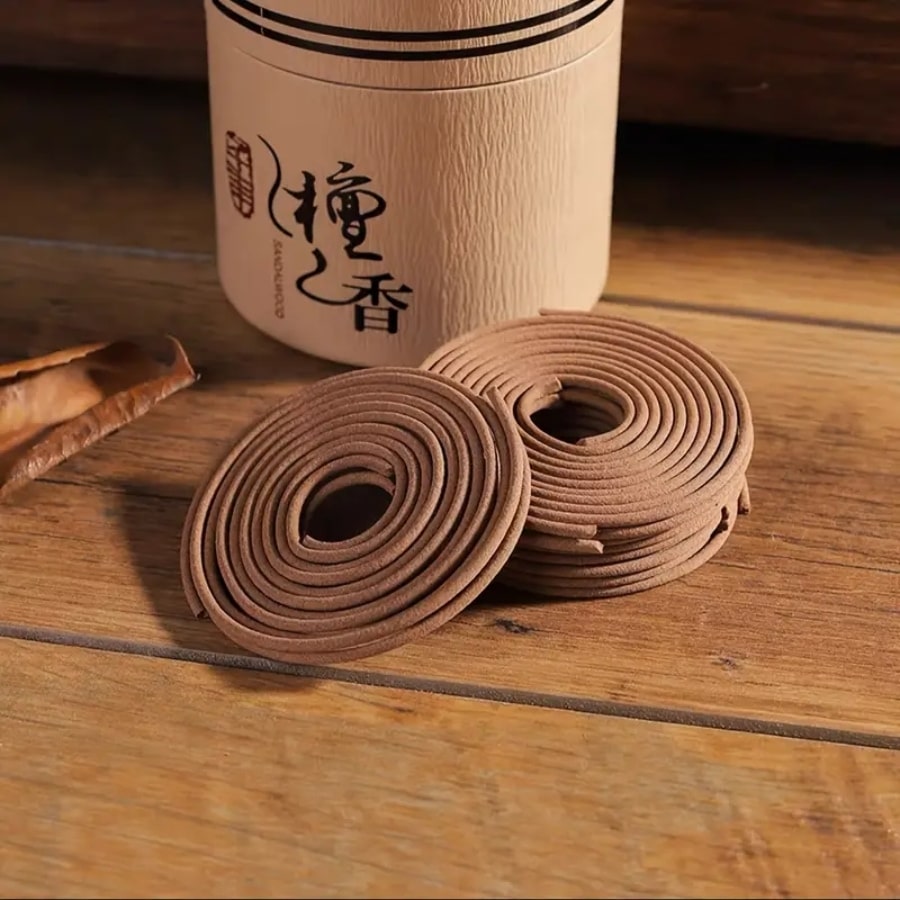 Une boîte avec des bobines d'encens au bois de santal 