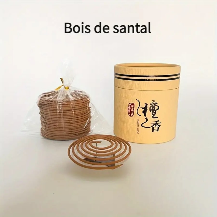 Une boîte de bobine d'encens au bois de santal avec un pack de spirales dont une posée sur un socle