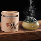 Une boîte d'encens au bois de santal posée  côté d'un diffuseur d'encens