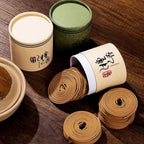 Trois boîtes de bobines d'encens avec des spirales d'encens posées 