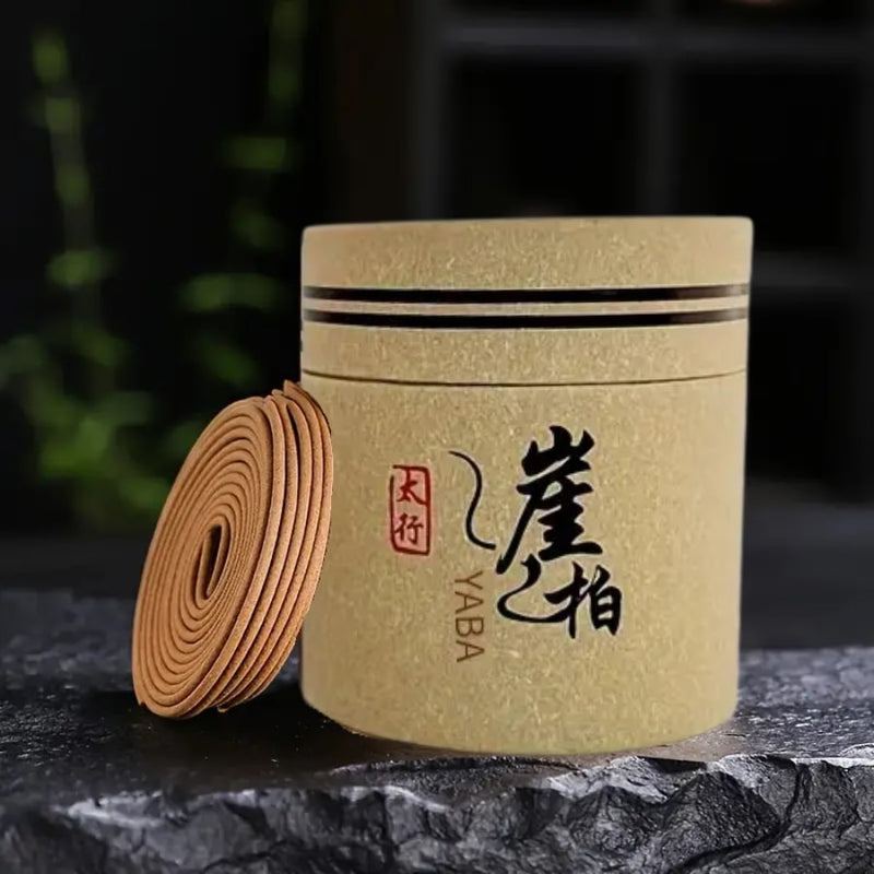 Une boîte d'encens en bobine au thuya avec une spirale