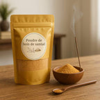 Bois de Santal en poudre posé sur une surface en bois avec un bâton d'encens en train de se consummer posé dans la poudre