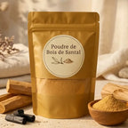 Poudre de bois de santal dorée en sachet avec bol en bois et ingrédients naturels