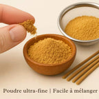 Zoom sur une pincée de Bois de Santal en poudre dans une petite coupelle 