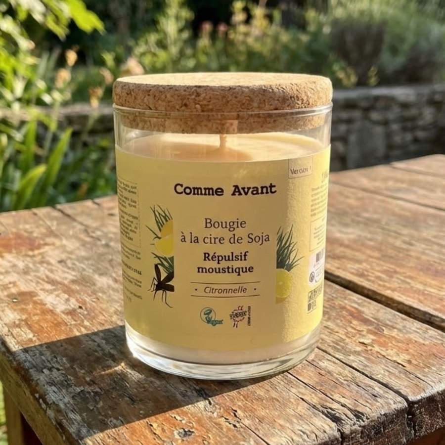 Une Bougie Anti-Moustique à la Cire de Soja Comme Avant sur une table de jardin au soleil