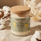 Bougie cire de soja fleur de coton ylang ylang dans un verre avec fleurs séchées