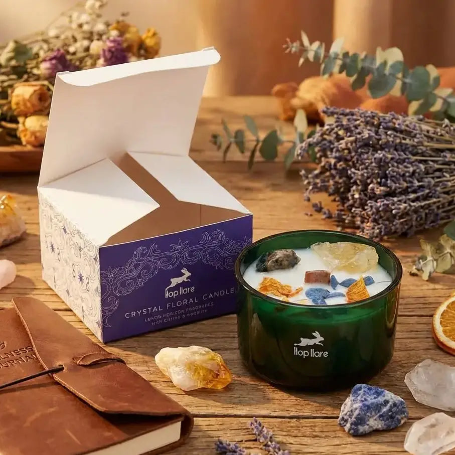 Bougie cire de soja Hop Hare avec fleurs séchées, citrine et sodalite sur surface en bois