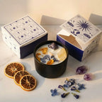 Bougie soja Hop Hare fleurs séchées, agrumes et cristaux citrine sur marbre blanc
