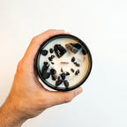 Bougie cire de soja Hop Hare Gemme obsidienne avec fleurs séchées dans récipient noir