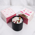 Bougie cire de soja rose et quartz rose Hope Hare avec fleurs séchées sur marbre