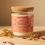 Bougie Cire Soja Mimosa Rose 190g Comme Avant sur surface bois avec fleurs séchées