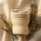 Bougie naturelle Concentration Jolis Baumes en pot verre sur linge beige avec romarin séché