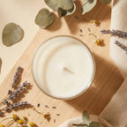 Bougie naturelle concentration Jolis Baumes sur surface bois avec botaniques et linge