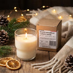 Bougie naturelle parfumée Cœur d'Hiver dans verre crème sur surface bois, ambiance hivernale cosy