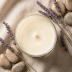 Bougie Naturelle Sérénité Jolis Baume avec lavande et galets sur lin blanc