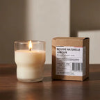 Bougie parfumée naturelle Amour en verre avec emballage kraft sur fond bois