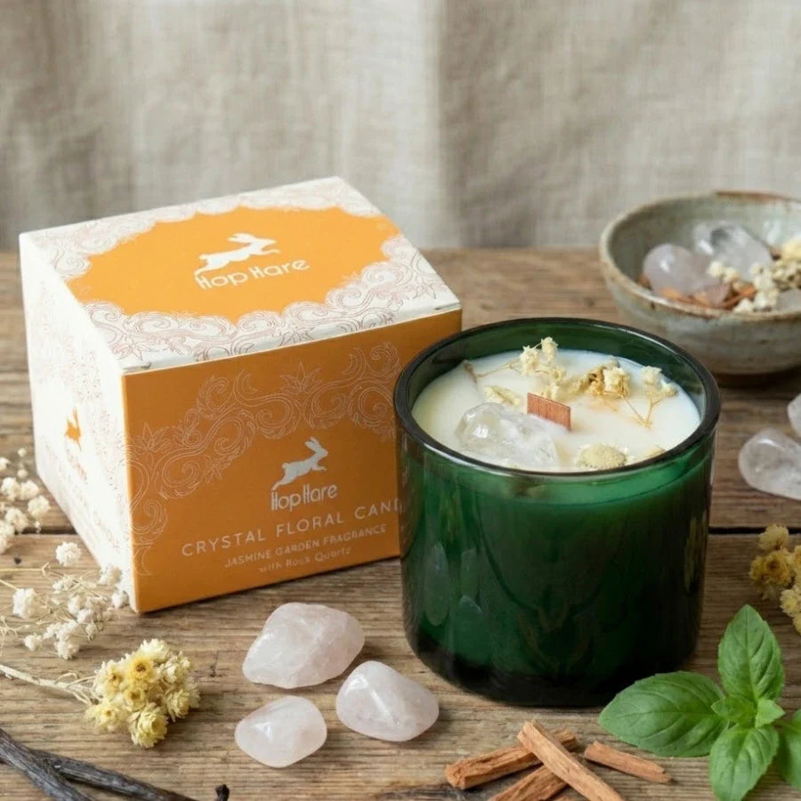 Une bougie fleur séchée jasmin de la marque Hope hare, posée sur une table en bois