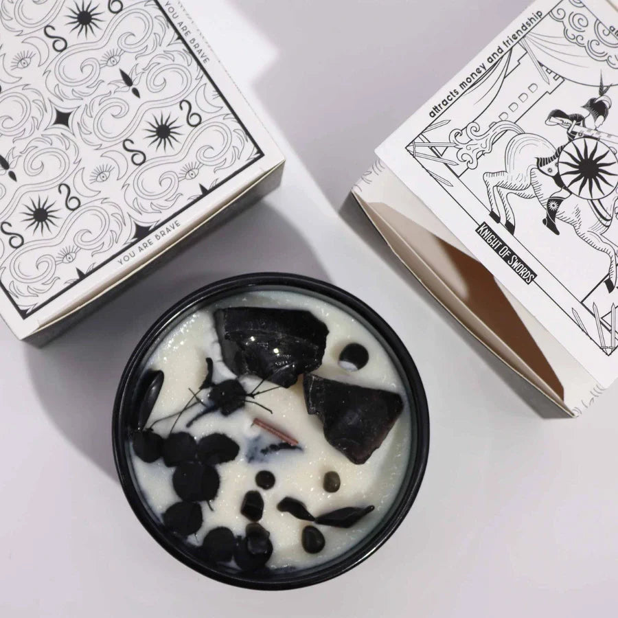 Bougie à la cire de soja fleurs séchées, gemme obsidienne accompagné de sa boite d'emballage, vue de dessus