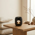 Brûle-parfum dôme noir Scentships avec cire parfumée allumée sur table en bois