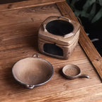 Un brûleur d'encens en céramique artisanal Effet pierre, avec ses élements sépares, posé sur une table