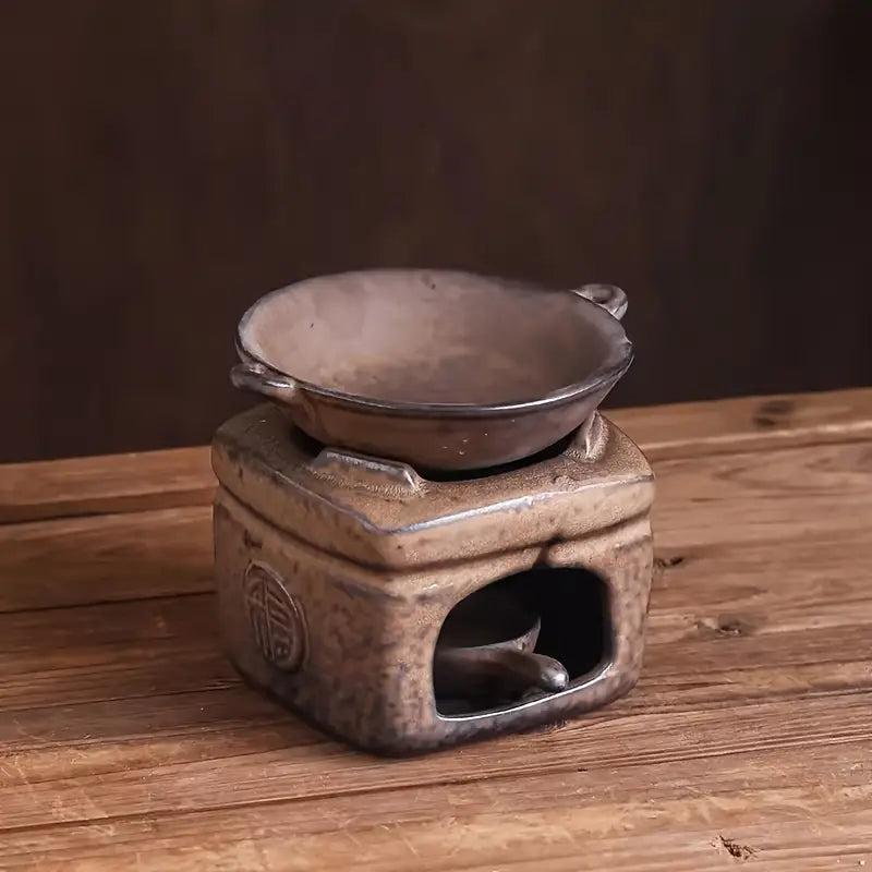 Un brûleur d'encens en céramique artisanal Effet pierre posé sur une table