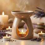 Brûleur de cire céramique beige avec huiles essentielles et lavande séchée, ambiance spa relaxante