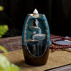 Un brûleur d'encens à refoulement en céramique modèle Cascade apaisante bleue