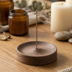 Brûleur encens bois massif design naturel avec base ronde et tige laiton sur surface bois