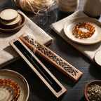 Brûleur encens bois sculpté artisanal zen sur surface bois avec accessoires wellness minimalistes