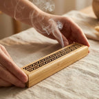 Brûleur encens bois sculpté artisanal avec motifs géométriques, petit format zen
