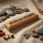 Brûleur encens bois sculpté artisanal zen avec fumée, pierre et botaniques