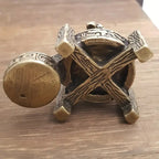 Un brûleur d'encens en cascade en bronze vu de dessous, montrant sa structure et sa base.