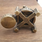 Dessous d'un brûleur d'encens en cascade en bronze