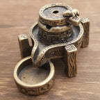 Un brûleur d'encens en cascade en bronze vu de près, montrant les détails sculptés.