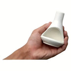 Un Brûleur d'Encens en Porcelaine Blanc tenu en main