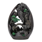 Un brûleur d'encens à refoulement cascade montagne sur fond blanc