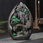 Un brûleur d'encens à refoulement cascade montagne