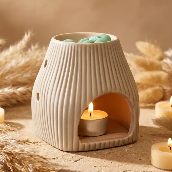 Brûleur Scentchips Flare Désert céramique crème avec pampa et bougie allumée