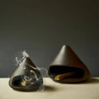 Deux brûleurs artisanaux côte à côte avec fumée d'encens