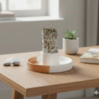 un porte palo santo et sauge bicolore en céramique avec une sauge posée sur une table en bois