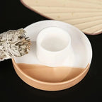 un porte palo santo et sauge bicolore en céramique avec une sauge posée sur le rebord
